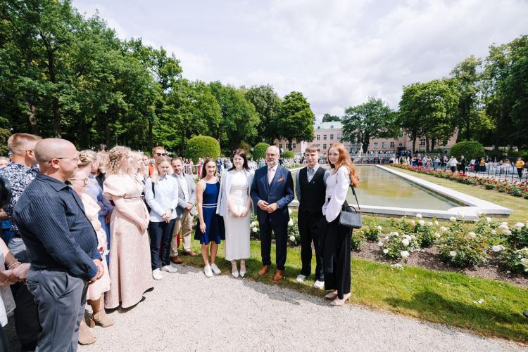 Parimad koolilõpetajad presidendi kantselei roosiaias (Foto: Ken Mürk/ERR)
