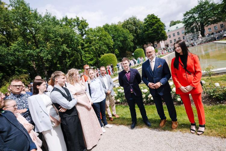 Parimad koolilõpetajad presidendi kantselei roosiaias (Foto: Ken Mürk/ERR)
