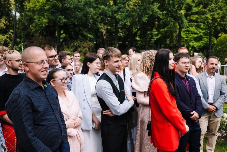 Parimad koolilõpetajad presidendi kantselei roosiaias (Foto: Ken Mürk/ERR)